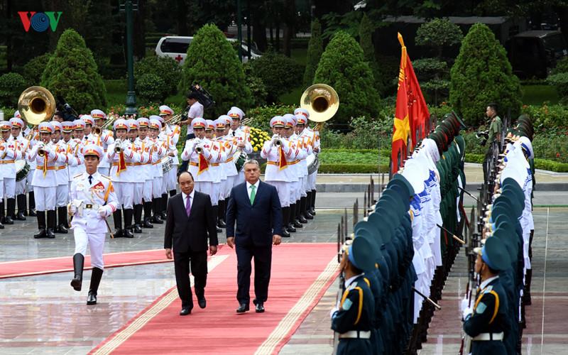 Tiếp đó, hai Thủ tướng duyệt đội danh dự Quân đội nhân dân Việt Nam. Ảnh: VOV