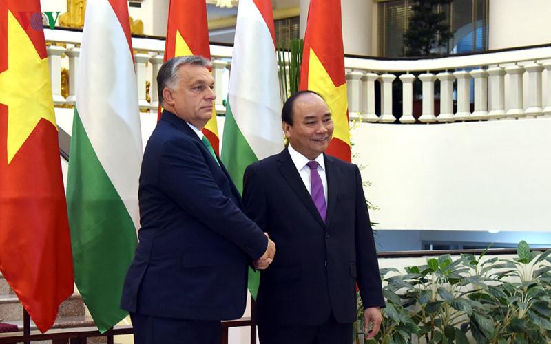 Thủ tướng Nguyễn Xuân Phúc nhiệt liệt chào mừng Thủ tướng Orbán Viktor sang thăm chính thức Việt Nam, coi đây là dấu mốc quan trọng của mối quan hệ hữu nghị truyền thống và hợp tác nhiều mặt giữa hai nước. Ảnh: VOV
