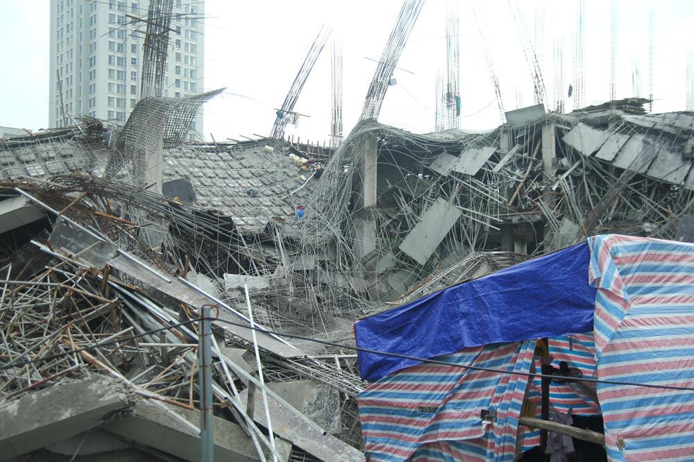 tại hiện trường, công trình bị đổ sập hoàn toàn, những trụ bê tông đổ gãy, khu vực vừa xảy ra sự cố đã bị phong tỏa.
