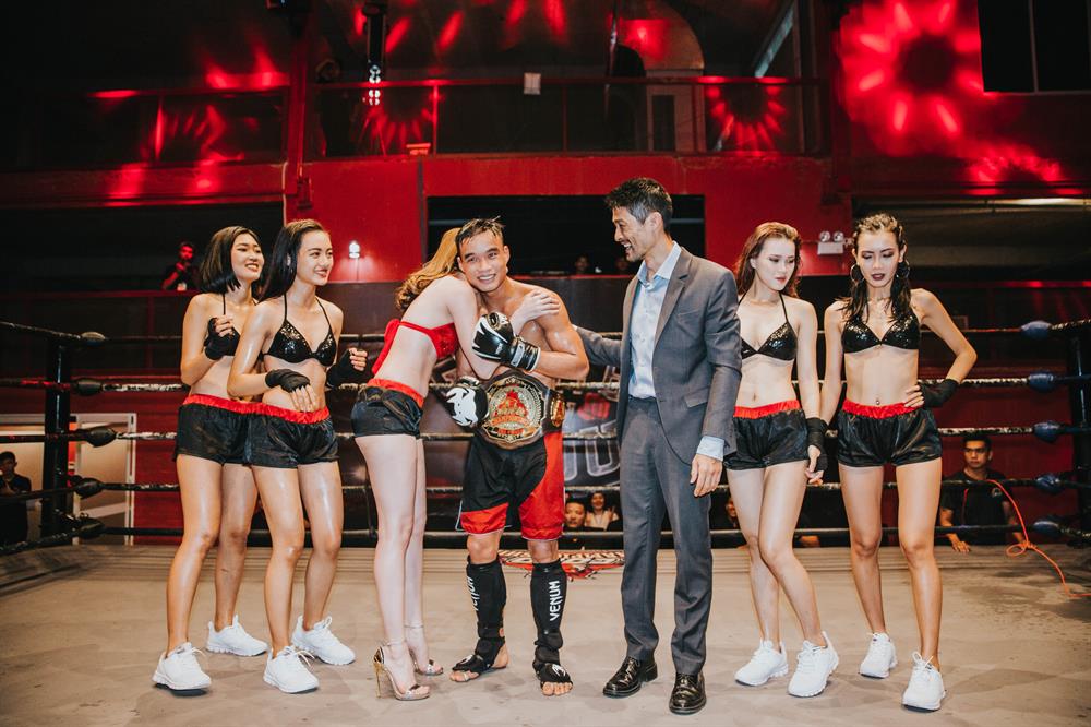 Ngọc Trinh đã ôm chầm lấy Bùi Huy Tưởng - nhà vô địch CoCoChampionship hạng  WELTERWEIGHT 65kg đầu tiên tại giải đấu võ thuật Coco Cham pionship.