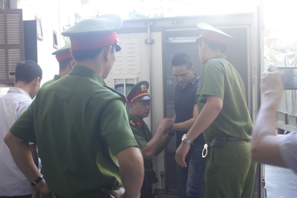 Bị cáo Nguyễn Trọng Phương được lực lượng chức năng chở bằng xe đặc dụng đến phiên tòa.