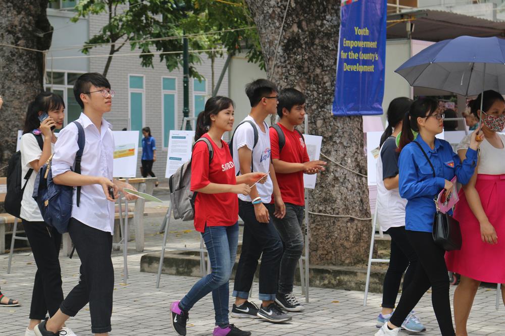 Học sinh phổ thông tham gia một sự kiện tuyên truyền về sức khỏe sinh sản cho học sinh, sinh viên do Marie Stopes Việt Nam hỗ trợ - Ảnh: MSI