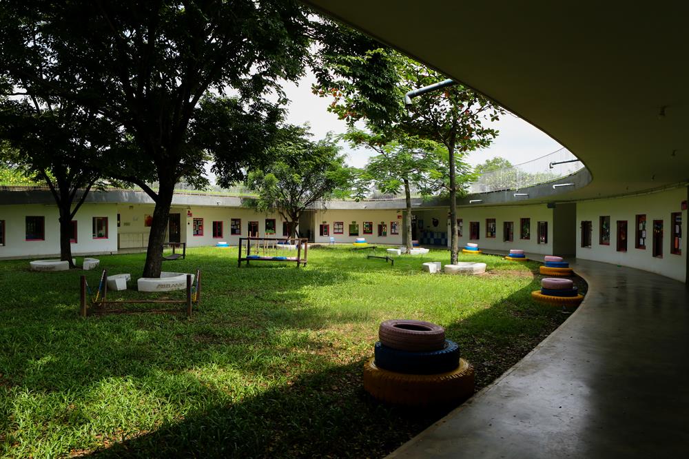 Các phòng học được bố trí dọc theo mái nhà hình xuyến uốn lượn giúp khuôn viên trường luôn rợp bóng mát bất kỳ thời điểm nào trong ngày.