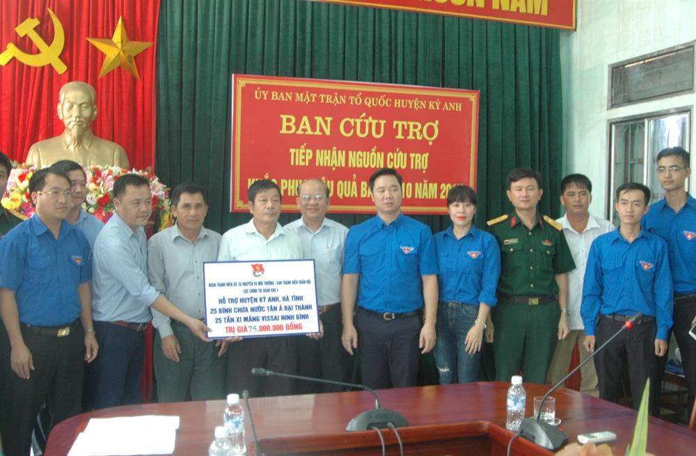 Đoàn trao tặng quà tại tỉnh Hà Tĩnh.