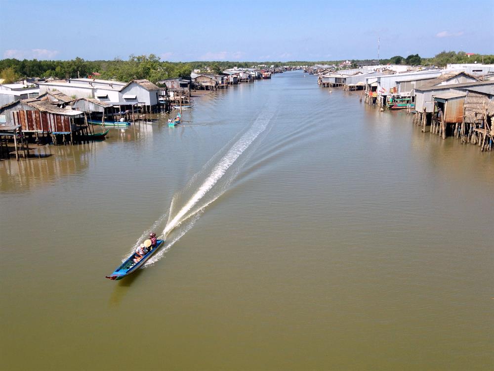 Tập quán của người dân ĐBSCL quen sống “trên bến dưới thuyền” nhà ở ven sông, họ dựa vào thiên nhiên để sống