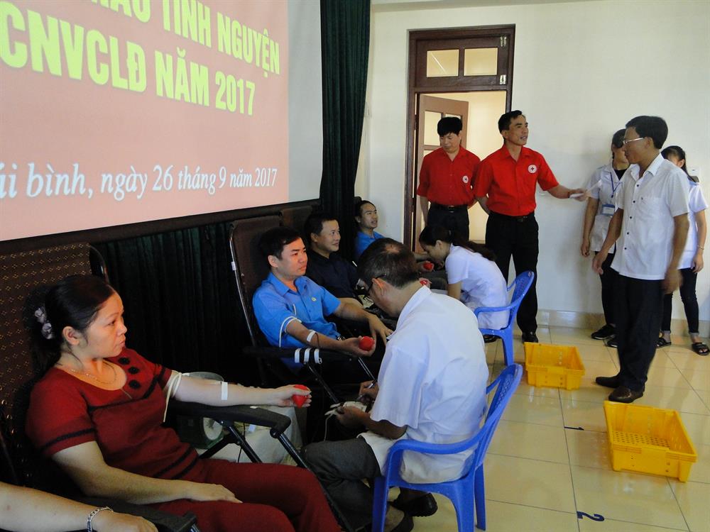 Phó chủ tịch LĐLĐ tỉnh Thái Bình - Bùi Xuân Vinh (áo xanh ở giữa) tham gia hiến máu nhân đạo. Ảnh: B.M