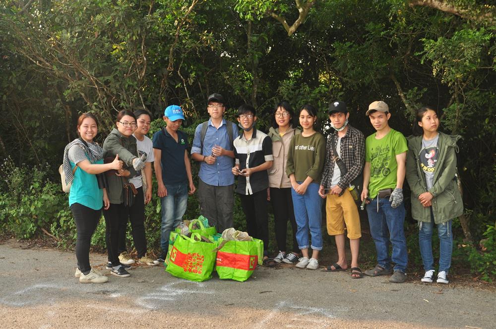 Các nhóm thanh niên yêu thiên nhiên Sơn Trà thường xuyên tổ chức những cuộc dã ngoại dọn dẹp và thu rác thải của du khách tại Khu BTTN Sơn Trà / ảnh B.V.Tuấn