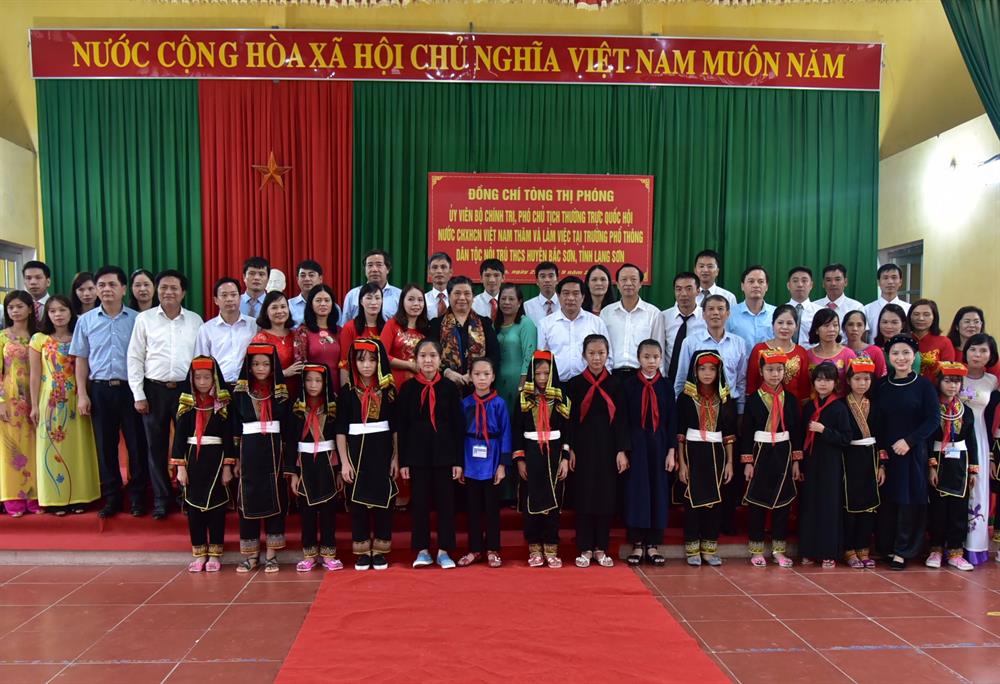 Phó Chủ tịch thường trực Quốc hội Tòng Thị Phóng cùng Đoàn công tác của Quốc hội và lãnh đạo Vietcombank chụp ảnh lưu niệm cùng các thầy cô giáo và các em học sinh trường phổ thông dân tộc nội trú THCS huyện Bắc Sơn;