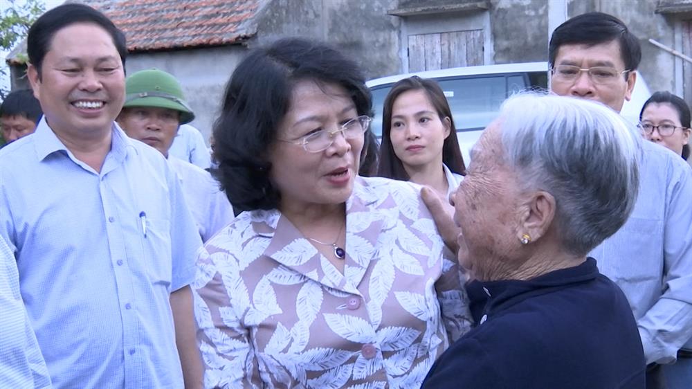 Phó Chủ tịch Nước thăm hỏi và động viên người dân Quảng Bình. Ảnh: Lê Phi Long