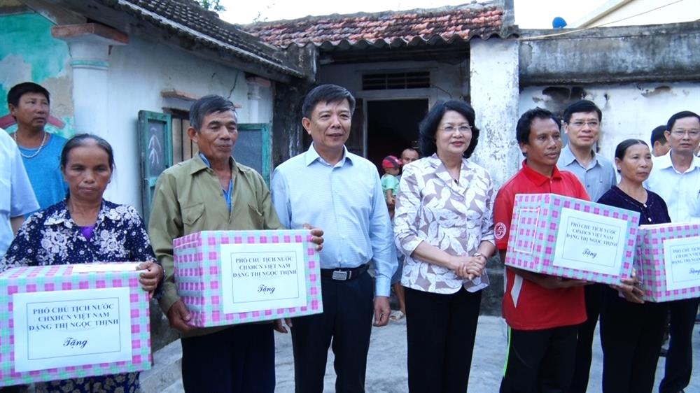 Phó Chủ tịch Nước trao quà cho người dân bị thiệt hại nặng do bão số 10 gây ra. Ảnh: Lê Phi Long