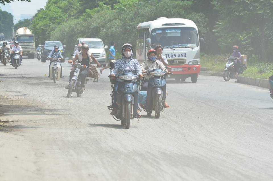 Đại lộ Thăng Long là một công trình giao thông trọng điểm của Thủ đô. Tuy nhiên thời gian gần đây, trên tuyến đường này xuất hiện nhiều khói bụi, nhiều đoạn đường (theo hướng về Sơn Tây) còn xuất hiện nhiều đá dăm trên đường.