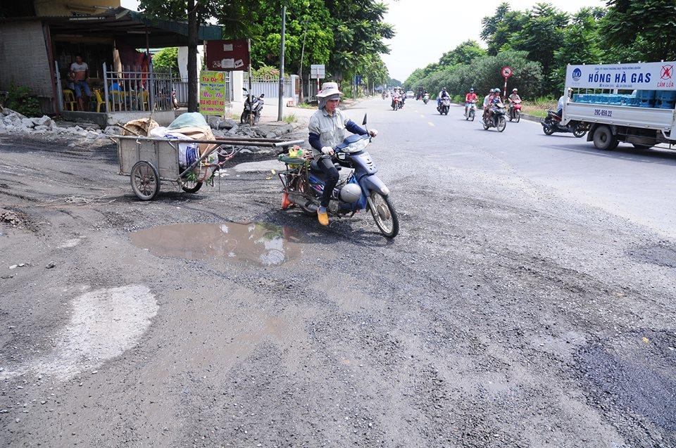 Dọc theo hướng về Sơn Tây người ta có thể dễ dàng bắt gặp các “ổ gà, ổ voi“. Điều này dẫn tới những khó khăn cho người tham gia giao thông.