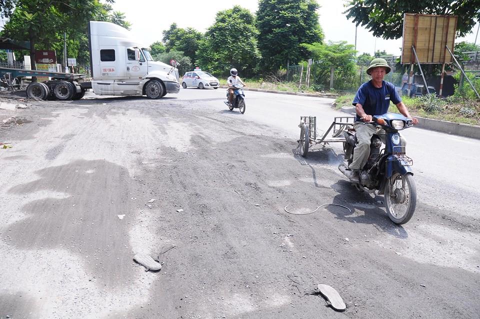 Một số người dân tại khu vực xã Song Phương (Hoài Đức) nhận định, có thể xảy ra tình trạng này do có nhiều xe tải chạy trên tuyến đường này, bên cạnh đó là nhiều công ty xây dựng với các trạm bê tông mọc lên tại dọc Đại lộ.