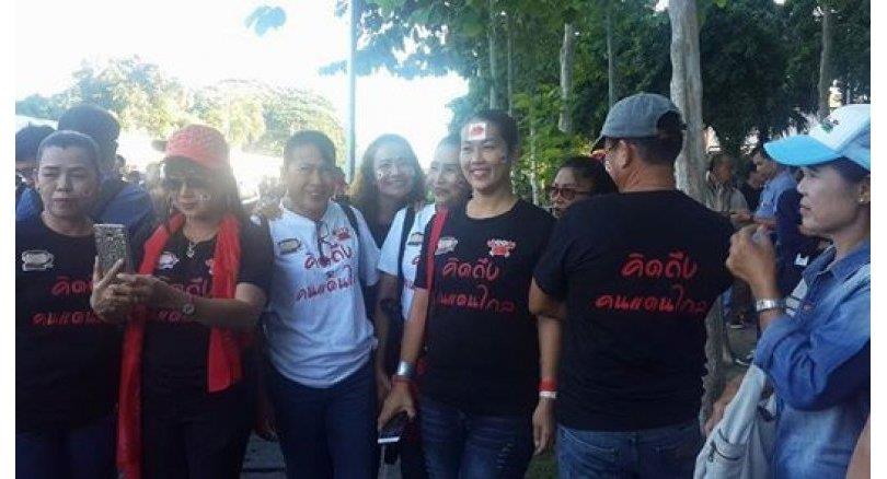 Chỉ có khoảng 50 người ủng hộ bà Yingluck có mặt trước tòa vào lúc 8h sáng. Ảnh: The Nation.