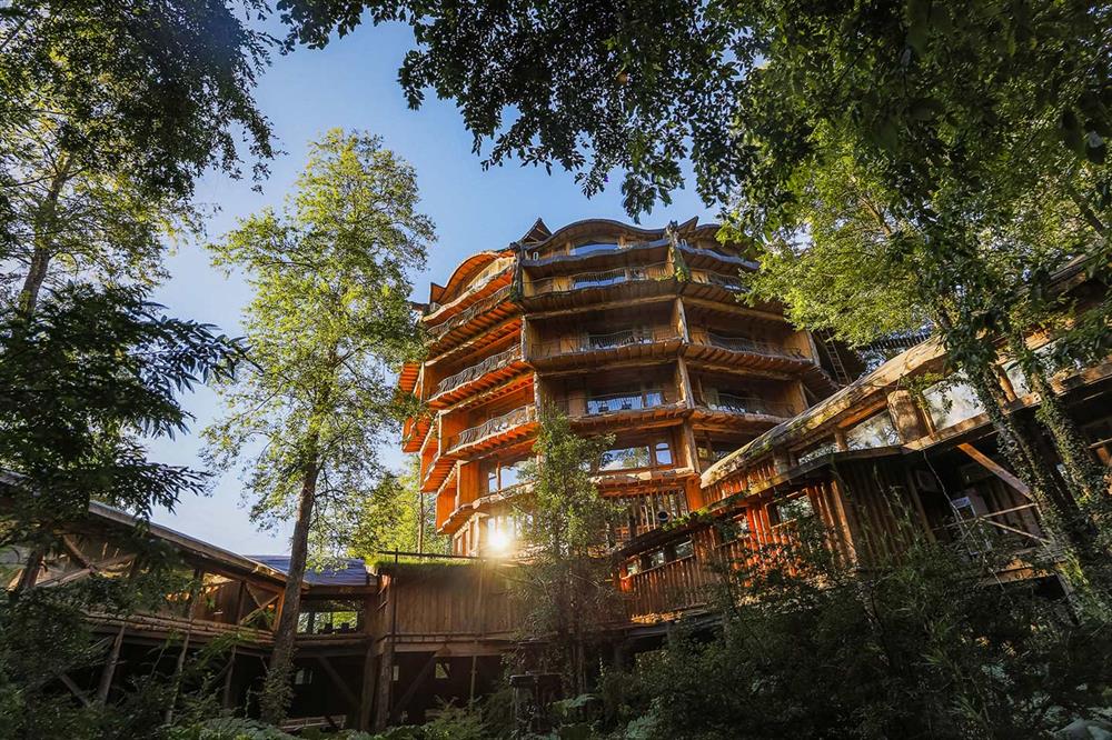 Khách sạn nghỉ dưỡng Huilo Huilo Nothofagus, Chi-lê có 55 phòng nghỉ nằm ở trung tâm của Khu Bảo tồn Sinh học Huilo Huilo ở Chi-lê được làm hoàn toàn bằng gỗ trông như một đài hoa nhô cao giữa những tán rừng thiên nhiên hoang dã trong lành.