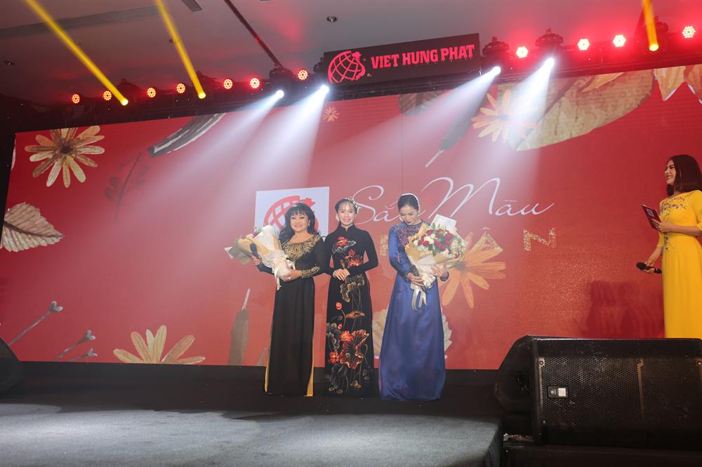 BLĐ tặng hoa chúc mừng 2 ca sĩ Bolero nổi tiếng: cô Hương Lan & Lệ Quyên