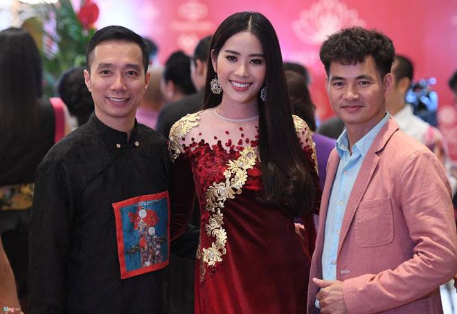 Nhà thiết Đỗ Trịnh Hoài Nam bên Top 8 Hoa hậu Trái đất Nam Em và danh hài Xuân Bắc. Ảnh: BTC. 