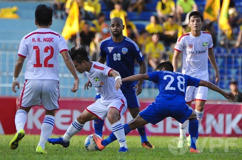 SLNA (áo trắng) cũng có được chiến thắng cách biệt 4-1 trước Quảng Nam ngay trên sân Vinh.