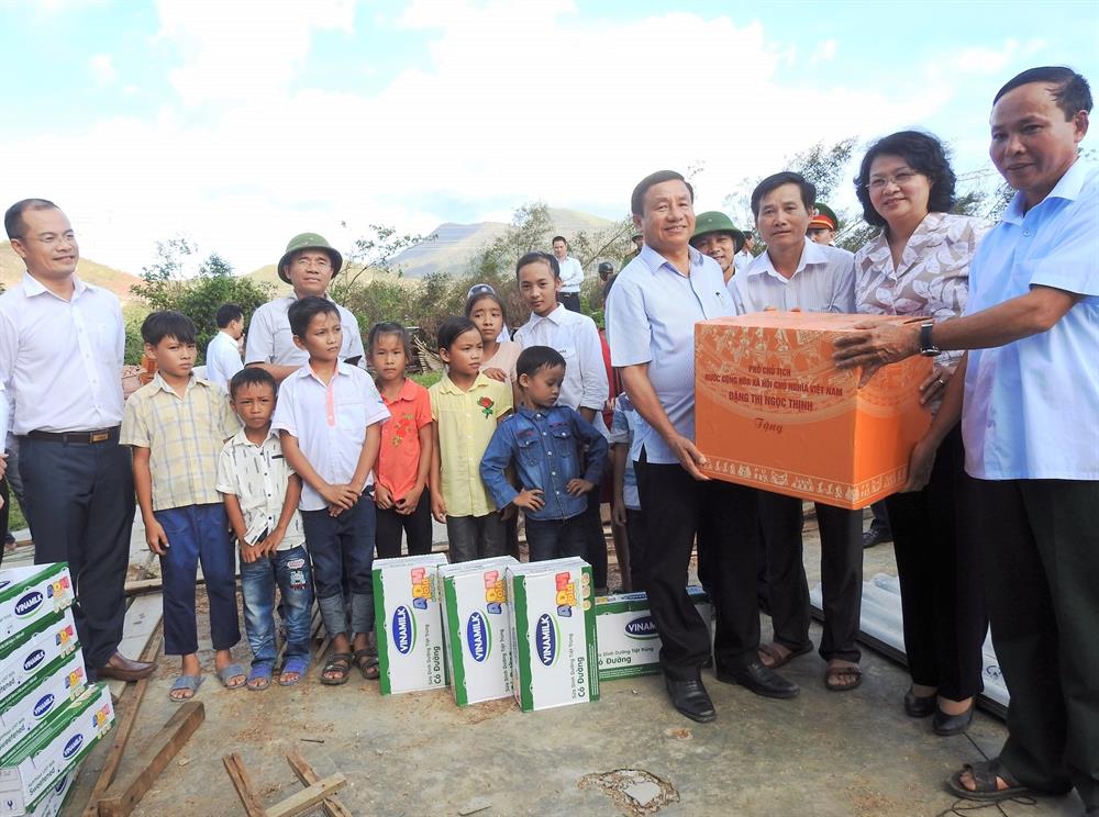 Bà Đặng Thị Ngọc Thịnh – Phó Chủ tịch nước, Bà Lê Tuyết Mai, Phó Giám Đốc Quỹ Bảo trợ Trẻ em Việt Nam, ông Đậu Phi Tú – Giám Đốc Trang trại Vinamilk Hà Tĩnh và đại diện lãnh đạo tỉnh Hà Tĩnh đến thăm và tặng quà, sữa cho người dân và trẻ em vùng lũ xã Kỳ Lạc, huyện Kỳ Anh, Hà Tĩnh