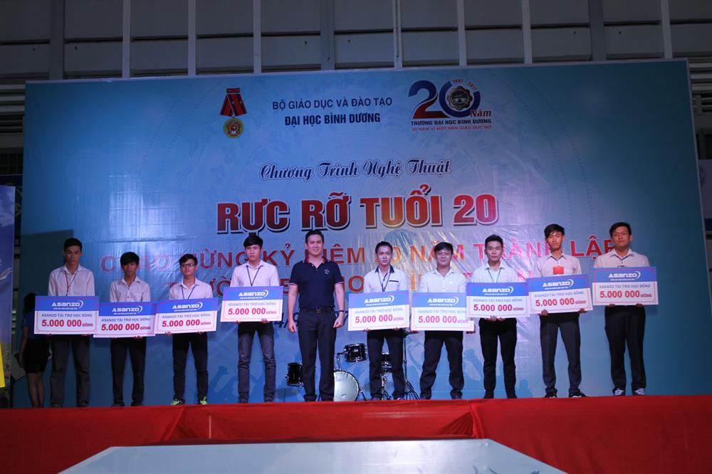 Ông Phạm Văn Tam, Chủ tịch Tập đoàn Asanzo trao học bổng cho 11 sinh viên khó khăn có đạt thành tích xuất sắc.