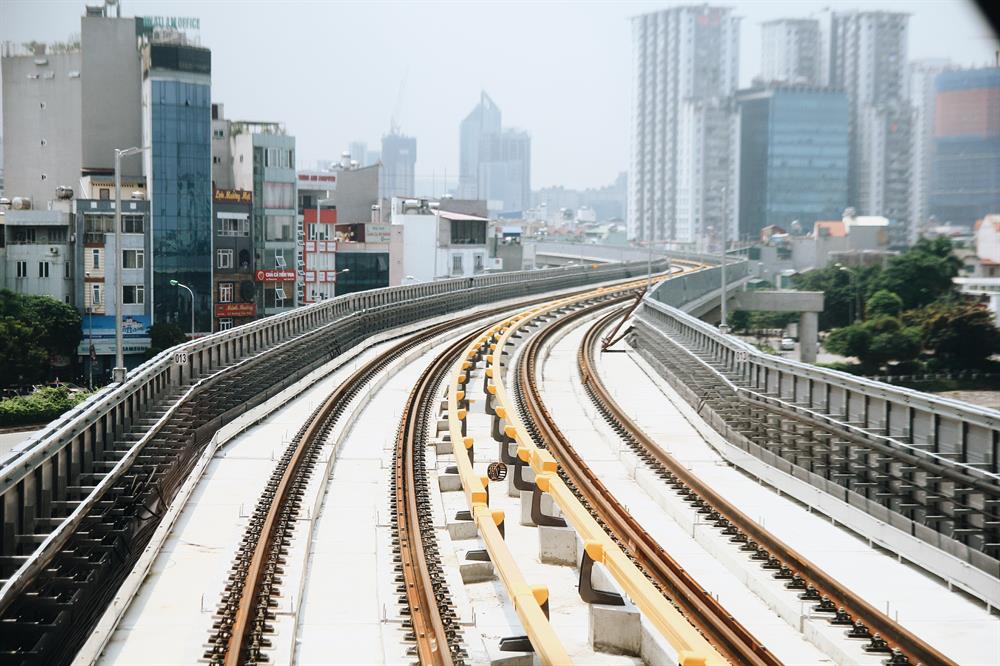 Theo kế hoạch của Bộ GTVT, Ban quản lý Dự án đường sắt (Bộ GTVT), đến đầu tháng 10/2017, tuyến đường sắt Cát Linh - Hà Đông chính thức chạy thử liên động toàn thệ thống trước khi tiến hành khai thác thương mại vào quý 2/2018.