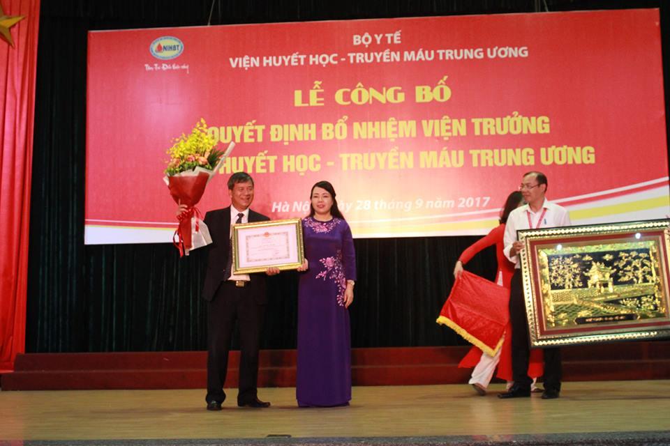 Bộ trưởng Bộ Y tế Nguyễn Thị Kim Tiến trao bằng khen cho GS Nguyễn Anh Trí (Ảnh: BV)