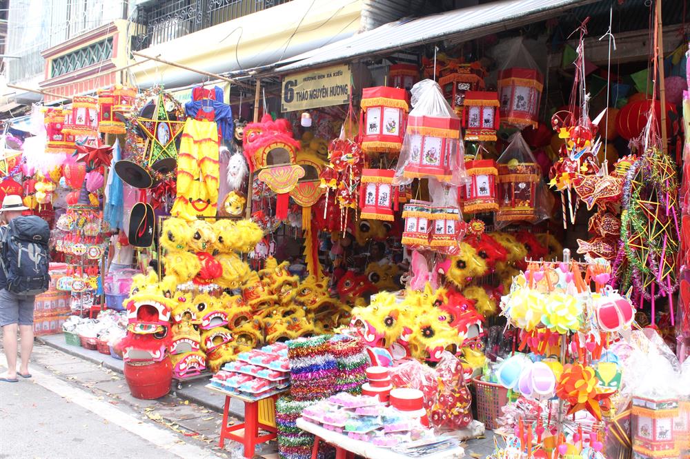Các tuyến phố bán đồ chơi nổi tiếng ở Hà Nội như Hàng Mã, Lương Văn Can, Hàng Lược lại trở nên nhộn nhịp và rực rỡ sắc màu những ngày cận kề Trung thu.