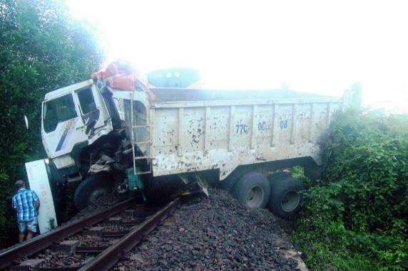 Chiếc xe ben bị tàu hoả đâm nằm chắn ngang đường sắt.