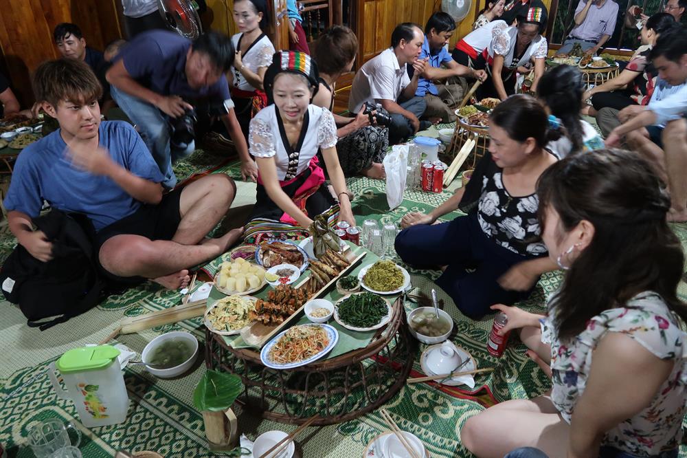 Bữa cơm đãi khách của homestay nhà chị Lô Thị Hoa.  ảnh: V.A