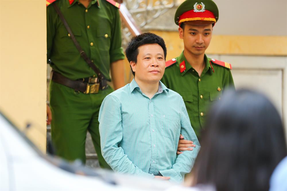 Hà Văn Thắm vẫn tươi tỉnh khi đến tòa ngày tuyên án.