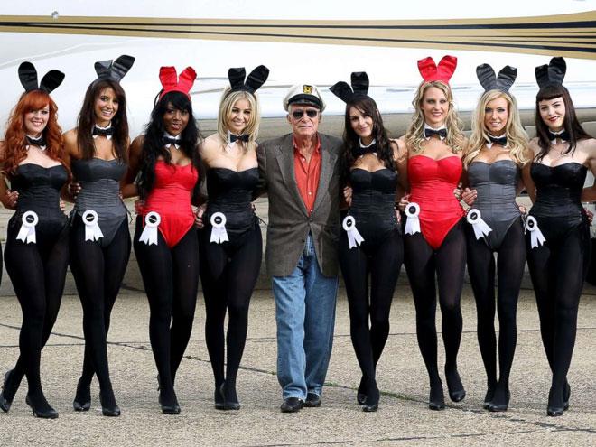 Ông chủ Playboy bên dàn mỹ nhân gợi cảm. 