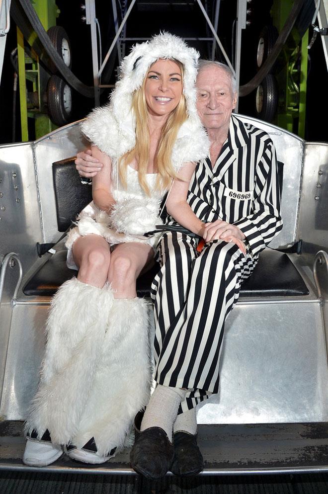 Ngài Hugh Hefner bên người vợ trẻ kém 60 tuổi. 