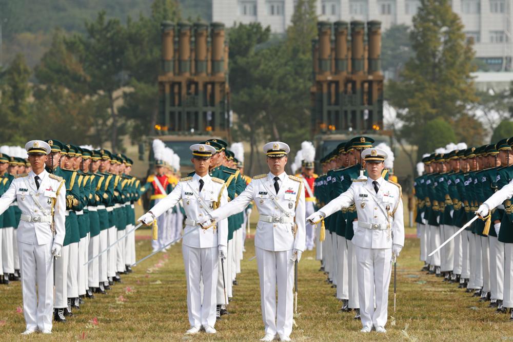 Hàng ngàn người tham dự lễ kỷ niệm 69 năm ngày các lực lượng vũ trang Hàn Quốc. Ảnh: AP 