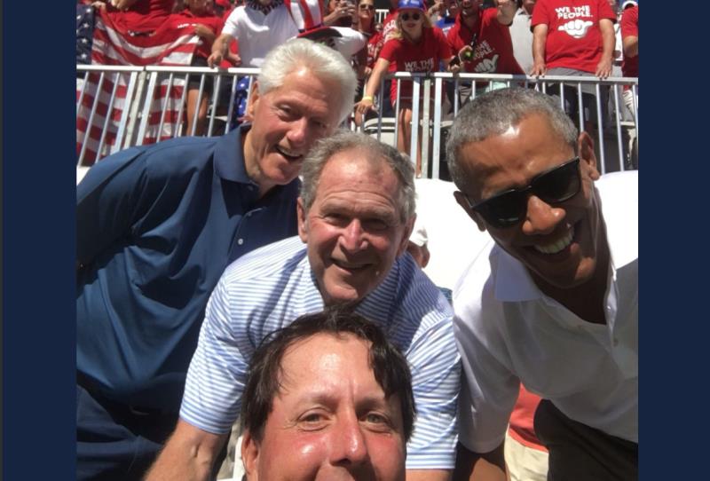Golf thủ chuyên nghiệp Phil Mickelson chụp ảnh chung với cựu Tổng thống Mỹ Barack Obama, George W. Bush và Bill Clinton. Ảnh: Twitter