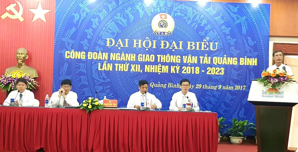 Ông Trần Văn Luận - Chủ tịch CĐ Ngành GTVT Quảng Bình - báo cáo kết quả hoạt động trong thời gian qua. Ảnh: Lê Phi Long
