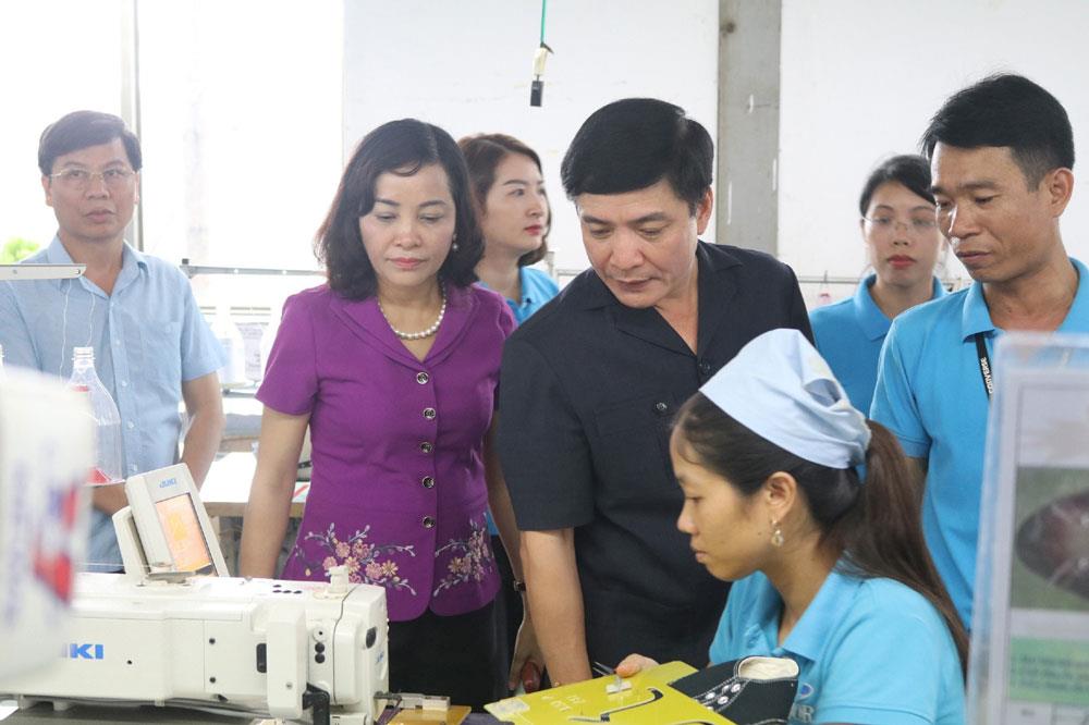 Chủ tịch Tổng LĐLĐVN Bùi Văn Cường thăm công nhân Công ty TNHH giày ADORA VN tại TP.Tam Điệp, Ninh Bình. Mối quan tâm hàng đầu của CĐ là BHYT, BHXH cho NLĐ. Ảnh: TTXVN