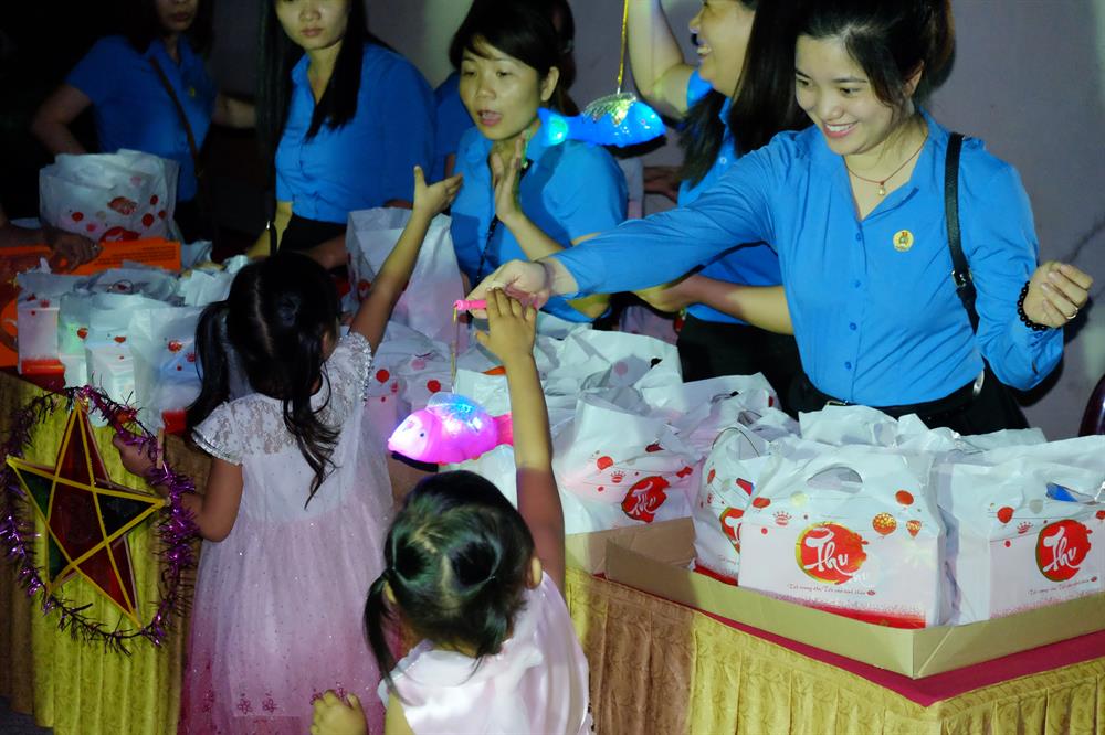 Những đứa trẻ háo hức chờ đón những món quà từ Liên đoàn. Mỗi phần quà gồm có bánh Trung thu, một chiếc đèn rước Trung thu và nhiều món quà khác khiến các bậc phụ huynh vô cùng hăm hở. Ảnh: ML