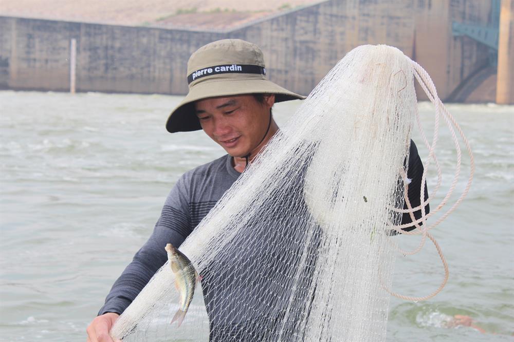 “Chiến lợi phẩm” khi quăng lưới, theo người đàn ông này, nếu gặp may có thể bắt được con cá từ 10-20 ký