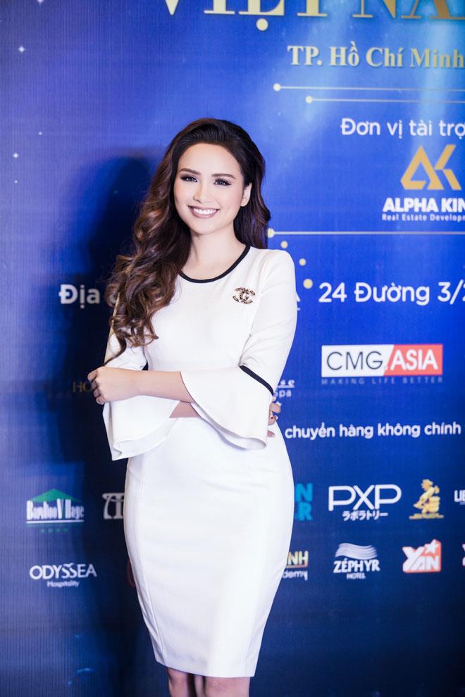 Hoa hậu Diễm Hương đồng hành cùng các thí sinh từ những ngày đầu. 