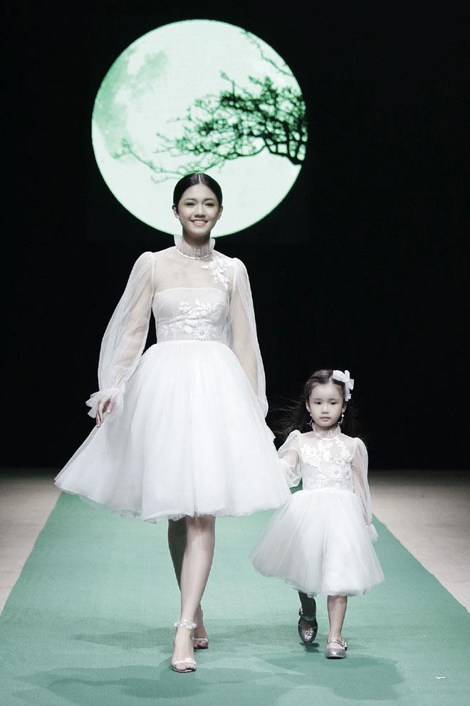 Hoa hậu Ngọc Hân cũng là một trong những nhà thiết kế giới thiệu bộ sưu tập mới tại đêm mở màn tối qua. BST của Ngọc Hân khắc họa một mùa xuân hè toàn trắng và những bé gái hồn nhiên. 