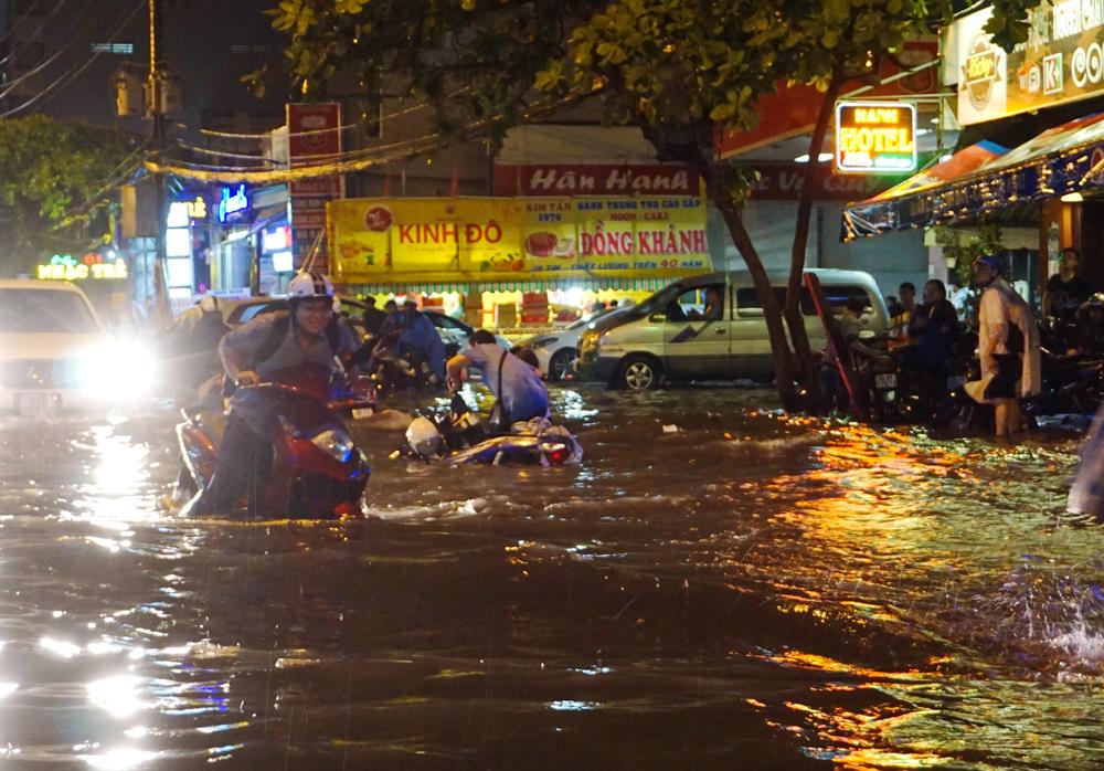 Người dân ngã xe máy trên đường ngập Nguyễn Xí tối ngày 30.9.  Ảnh: M.Q