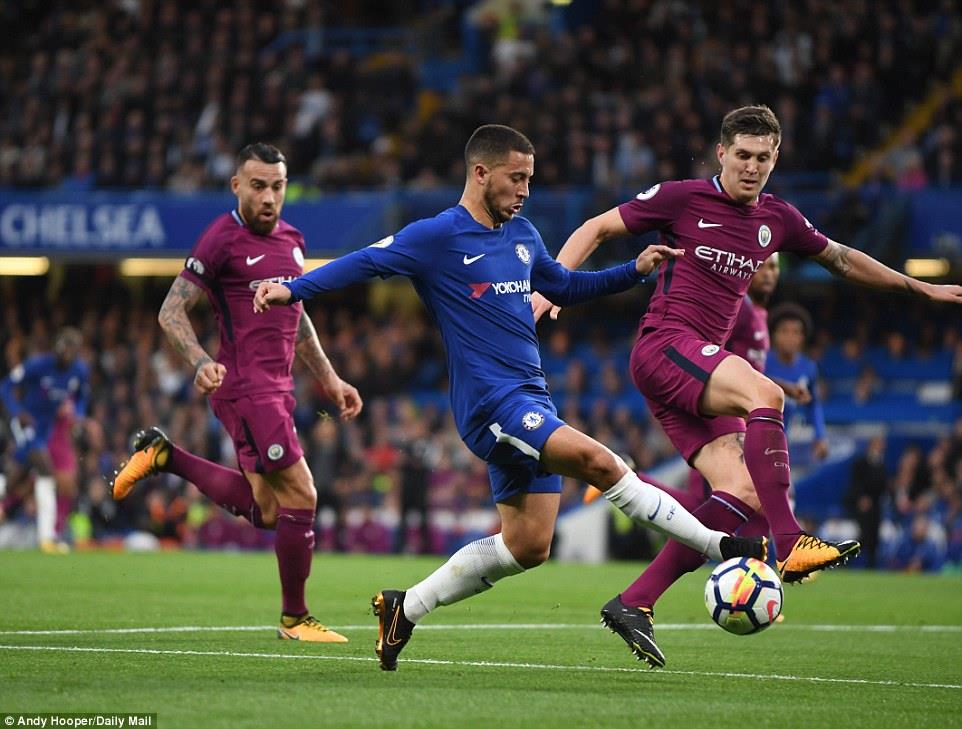 Hazard (áo xanh) và các cầu thủ tấn công khác của Chelsea đã chơi không tốt trong trận này. Ảnh: Daily Mail.