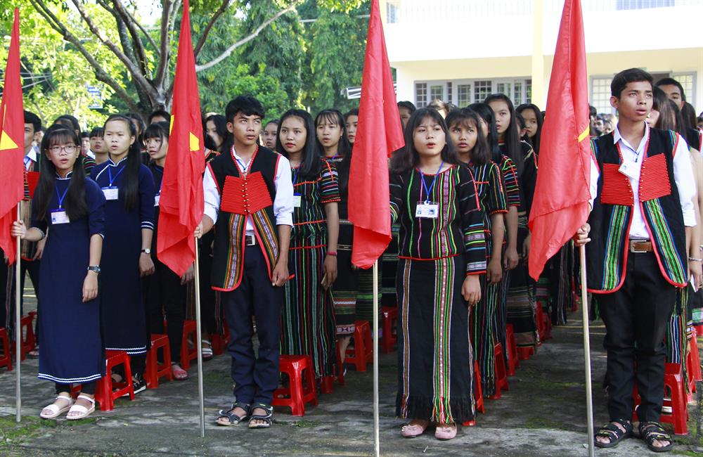 Từ sáng sớm, nhiều tuyến đường tại Đắk Lắk xuất hiện rất đông các em học sinh đồng bào dân tộc với trang phục truyền thống cùng nhau đến trường.Ảnh: T.D  