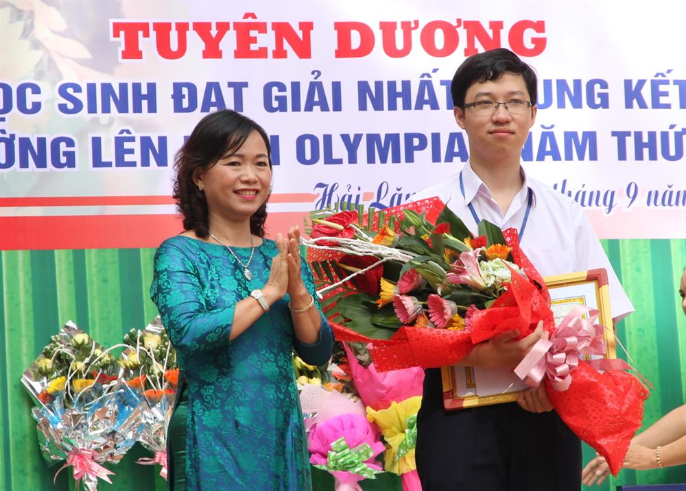 Lãnh đạo Sở GDĐT tỉnh Quảng Trị trao quà cho học sinh Phan Đăng Nhật Minh. Ảnh: Hưng Thơ.