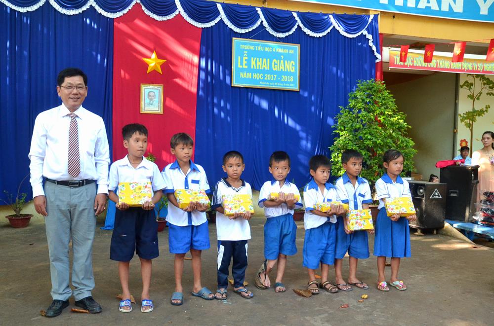 Lễ khai giảng ở trường Tiểu học A Khánh An (An Phú) kết thúc nhanh với phần nghi thức để thực hiện việc tặng quà cho học sinh nghèo.