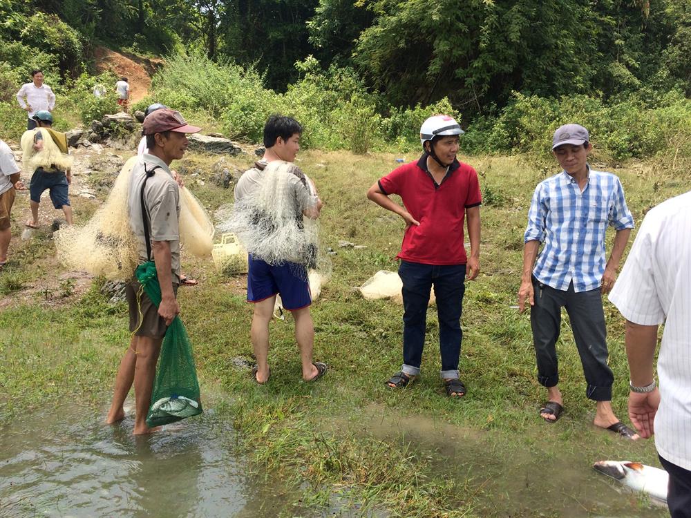 Anh Nguyễn Văn Phương (32 tuổi, ngụ thị trấn Vĩnh An) cho biết: Nhiều người dân đã canh me nhiều ngày khi thủy điện Trị An ngưng xả lũ để bắt cá