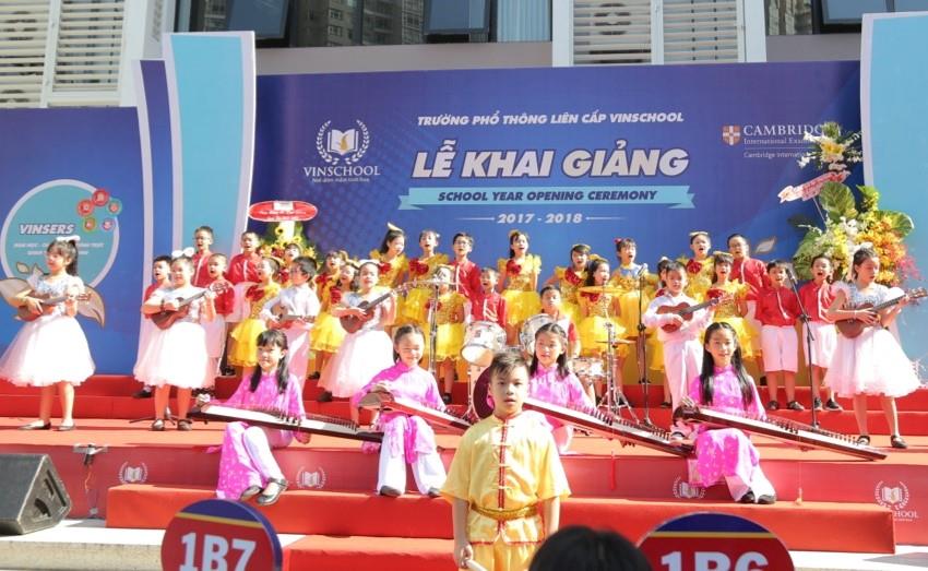 Phụ huynh và học sinh tham dự Lễ khai giảng tại Trường PTLC Central Park sang nay cũng khó có thể quên được màn Mash up: Lý kéo chài (nhạc cụ dân tộc), Symphony No9 của Beethoven (nhạc cụ phương tây), Bàn tay kỳ diệu (flash mob) do các em học sinh biểu diễn.
