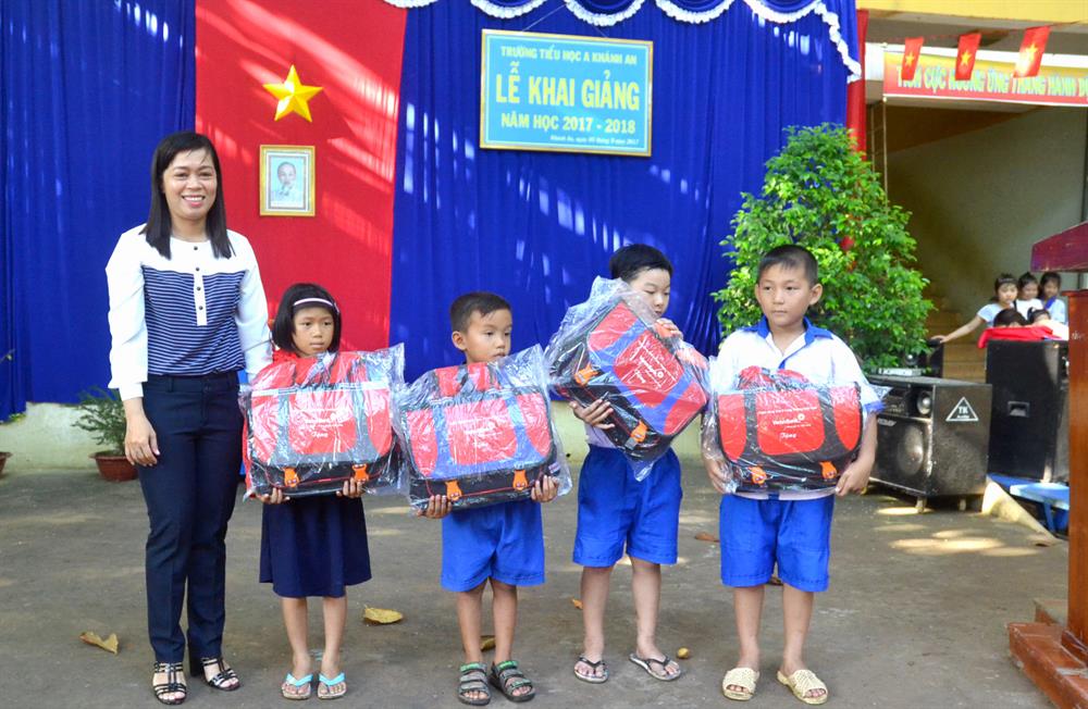 Phát cặp phao cho học sinh trường Tiểu học “A” Khánh An (xã Khánh An, An Phú, An Giang) ngay trong lễ khai giảng năm học 2017-2018.
