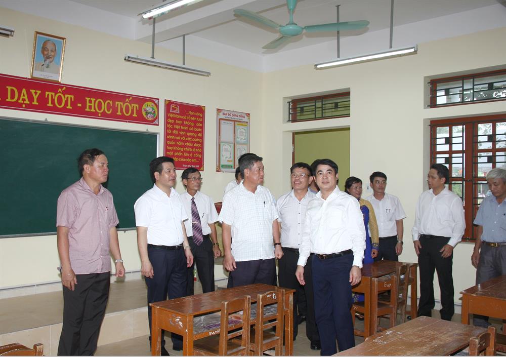 Ông Nghiêm Xuân Thành Chủ tịch HĐQT Vietcombank (hàng đầu, ngoài cùng bên phải) cùng các đại biểu thăm quan cơ sở vật chất, trang thiết bị dạy và học của ngôi trường vừa mới khánh thành do Vietcombank tài trợ kinh phí xây dựng