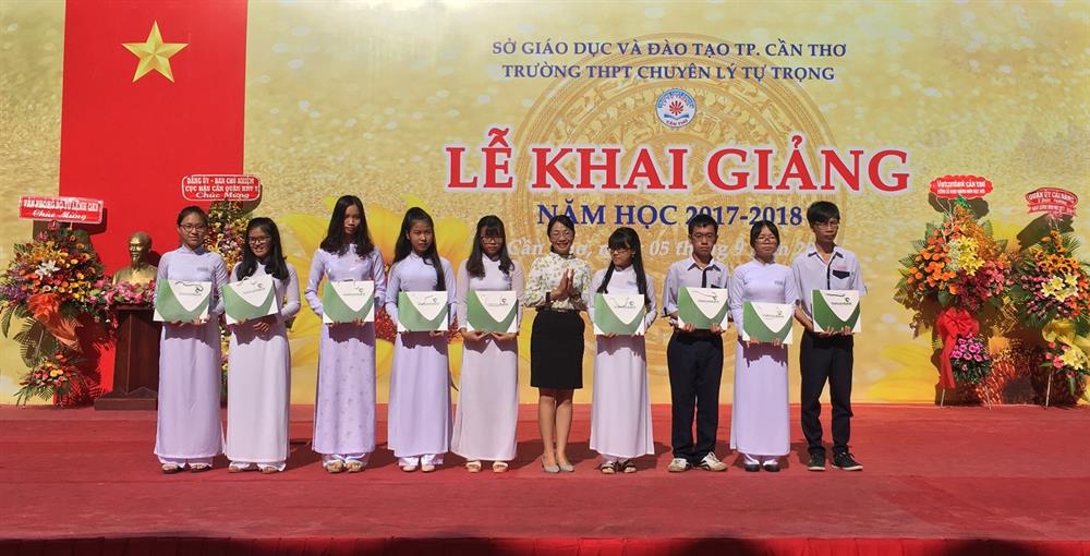 Đại diện Vietcombank Cần Thơ (thứ 5 từ phải sang) trao học bổng cho các em học sinh vượt khó học giỏi của Trường THPT chuyên Lý Tự Trọng (Thành phố Cần Thơ)